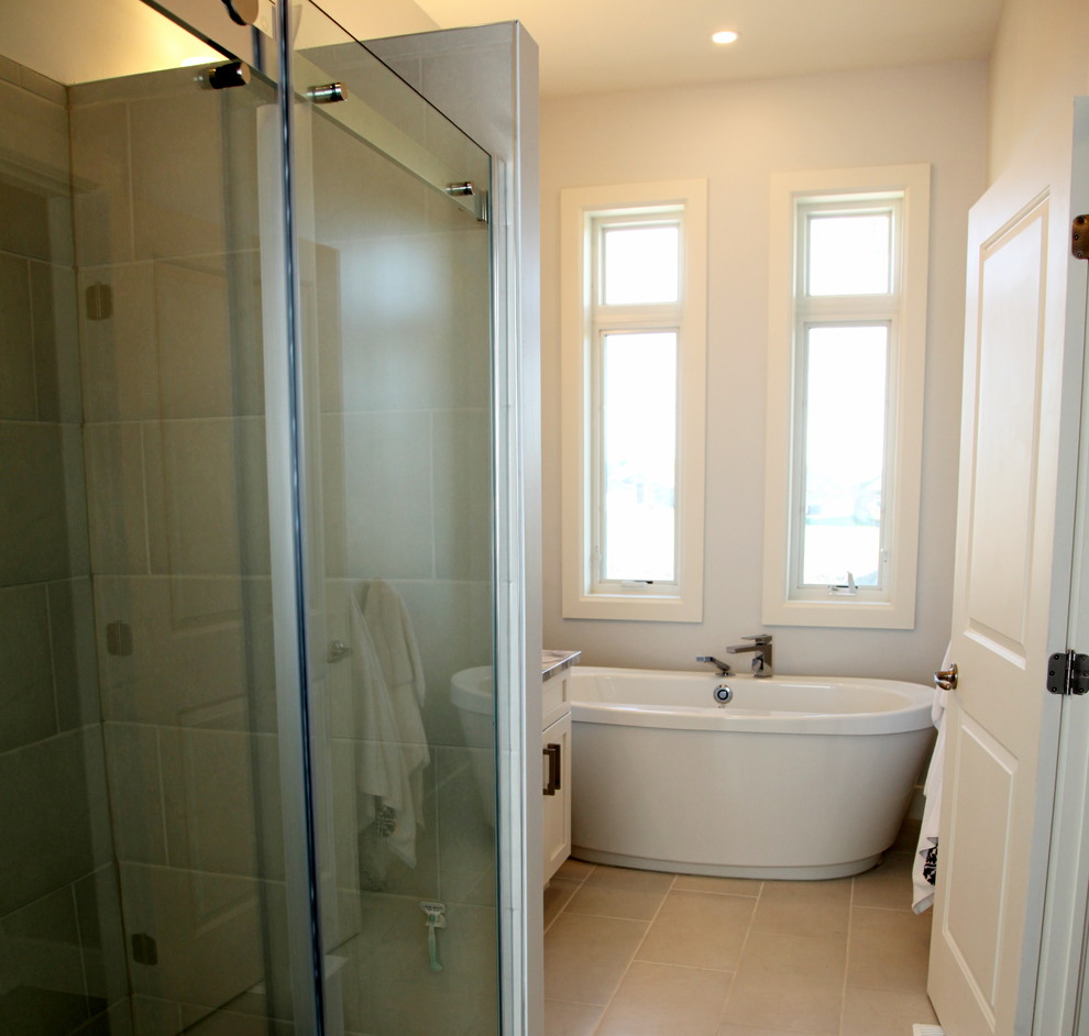 Example of a transitional bathroom design in Ottawa