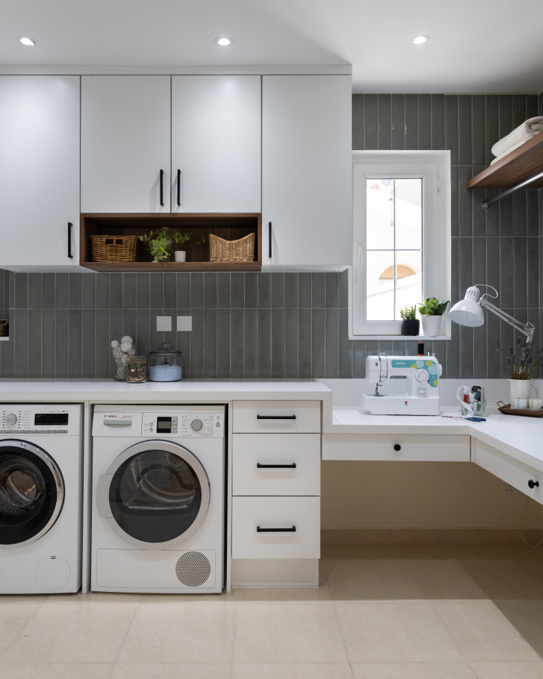 Imagen de cuarto de lavado lineal actual con armarios con paneles lisos y puertas de armario blancas