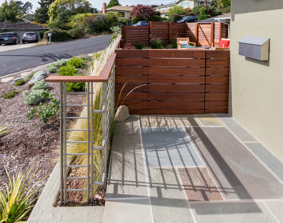 Design ideas for a large transitional front yard full sun xeriscape in San Francisco with mulch.