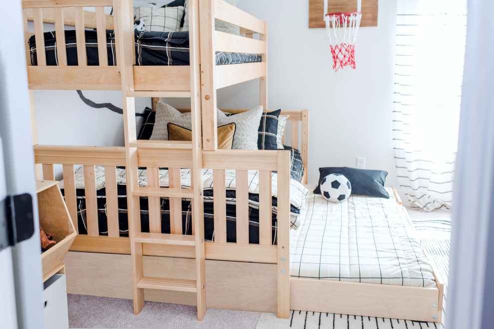 Idéer för att renovera ett mellanstort skandinaviskt könsneutralt barnrum kombinerat med sovrum och för 4-10-åringar, med grå väggar, heltäckningsmatta och beiget golv