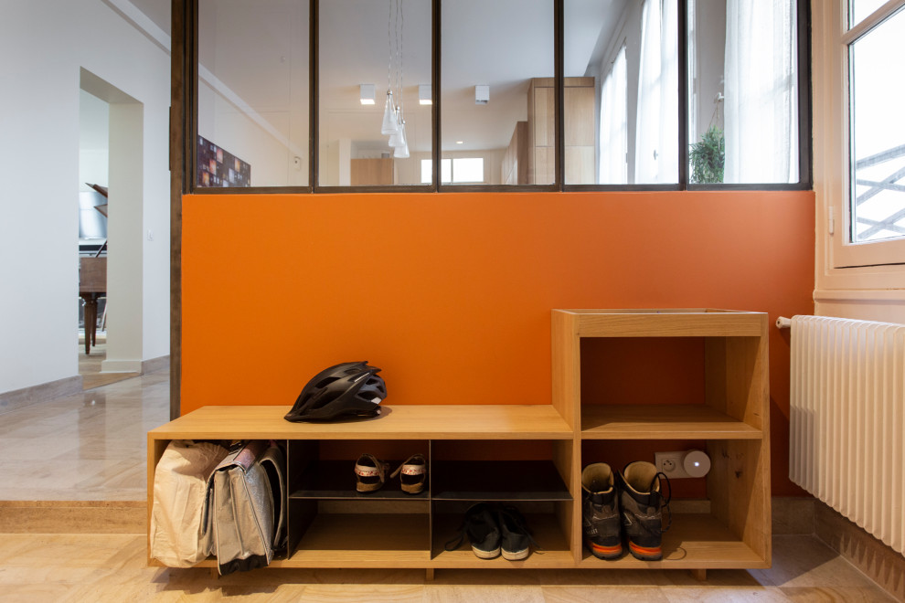 Esempio di un ingresso minimal di medie dimensioni con pareti arancioni, pavimento in travertino e pavimento beige