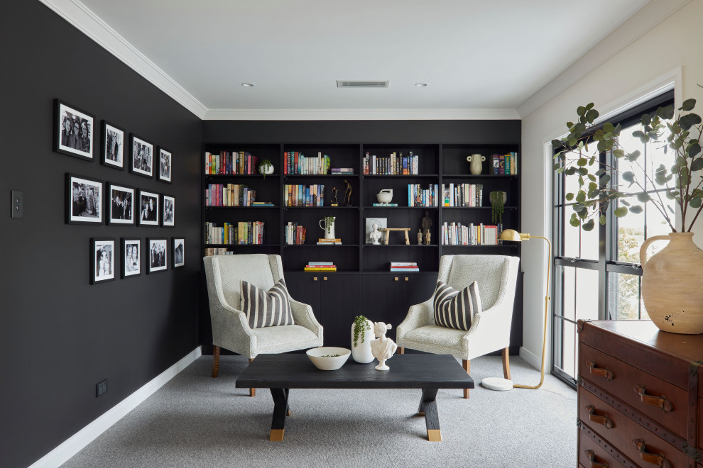 Modelo de sala de estar tradicional renovada con paredes negras y moqueta