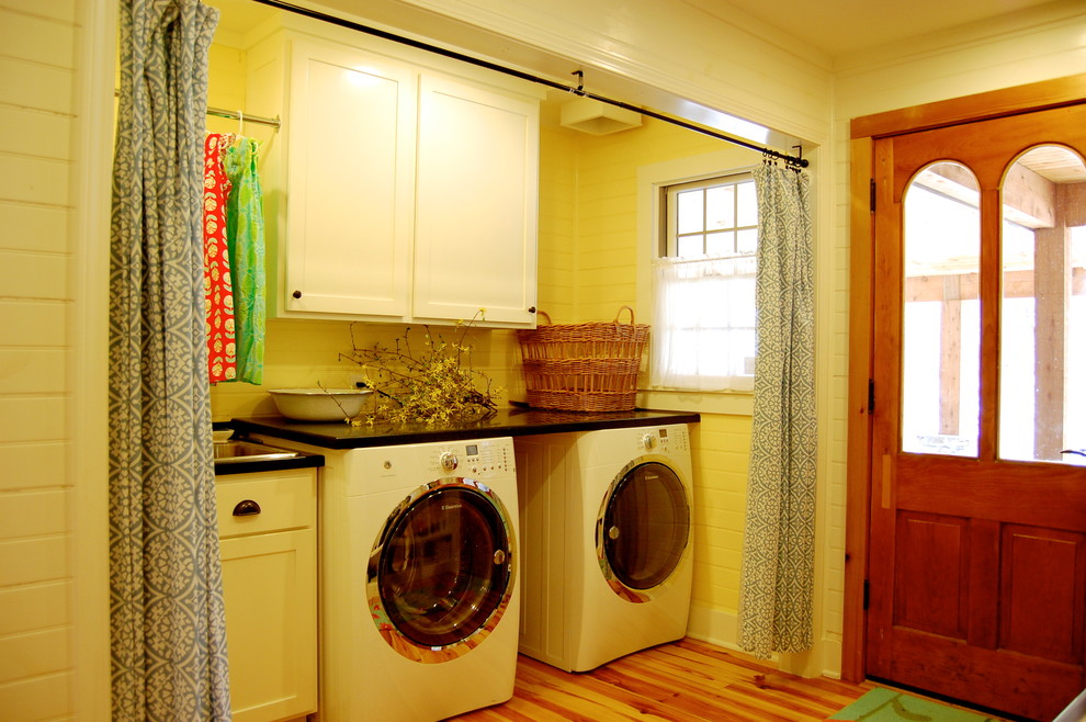 Design ideas for a country laundry room in New York.