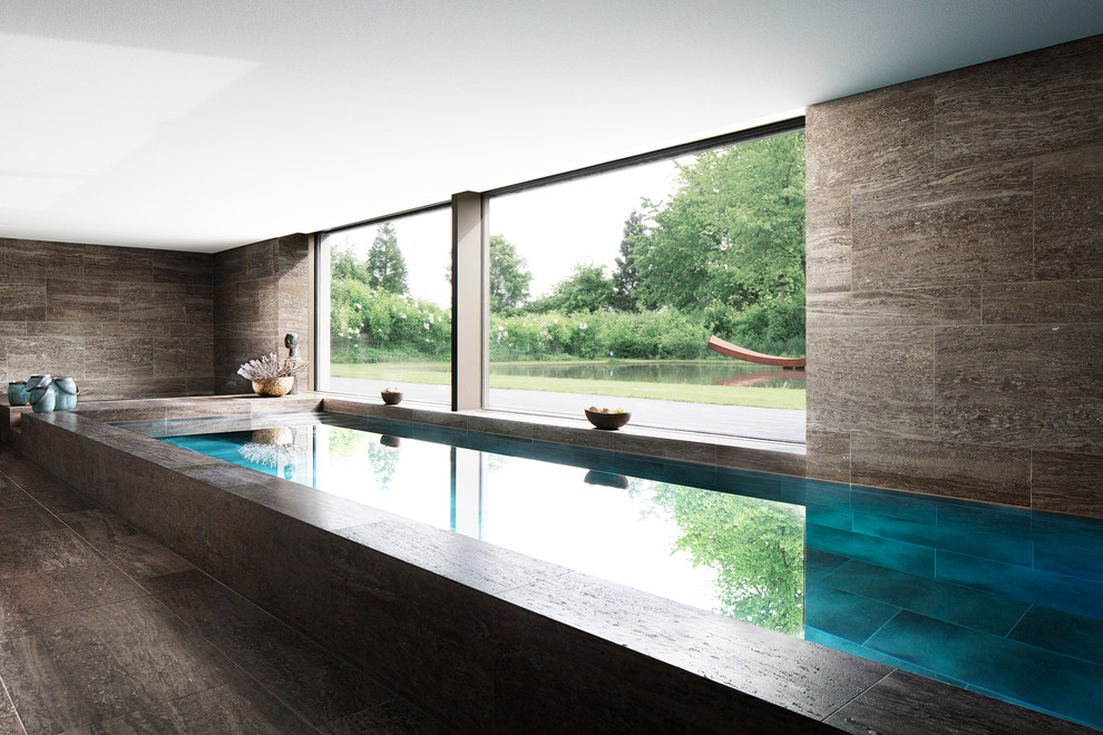 Indoor-Pool in rechteckiger Form With Natursteinplatten in Munich