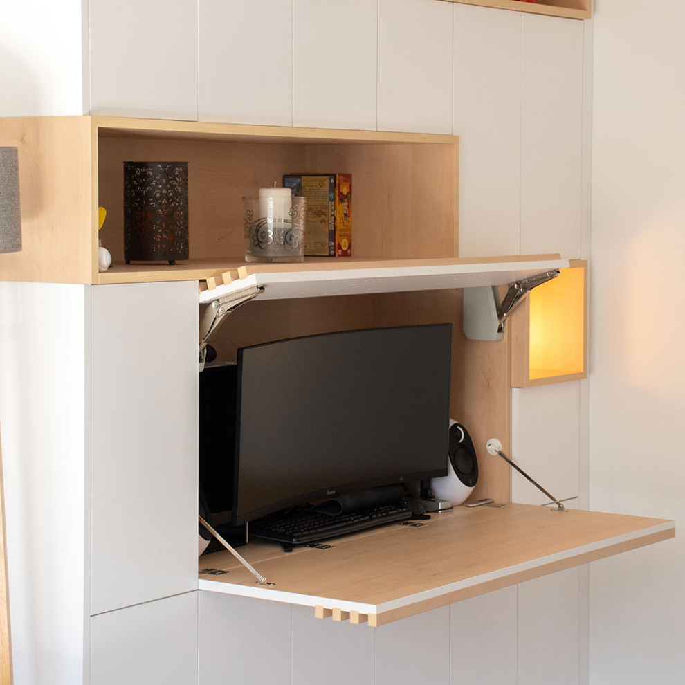 Idée de décoration pour un petit bureau design avec un mur blanc, un sol en carrelage de céramique, un bureau intégré et un sol beige.