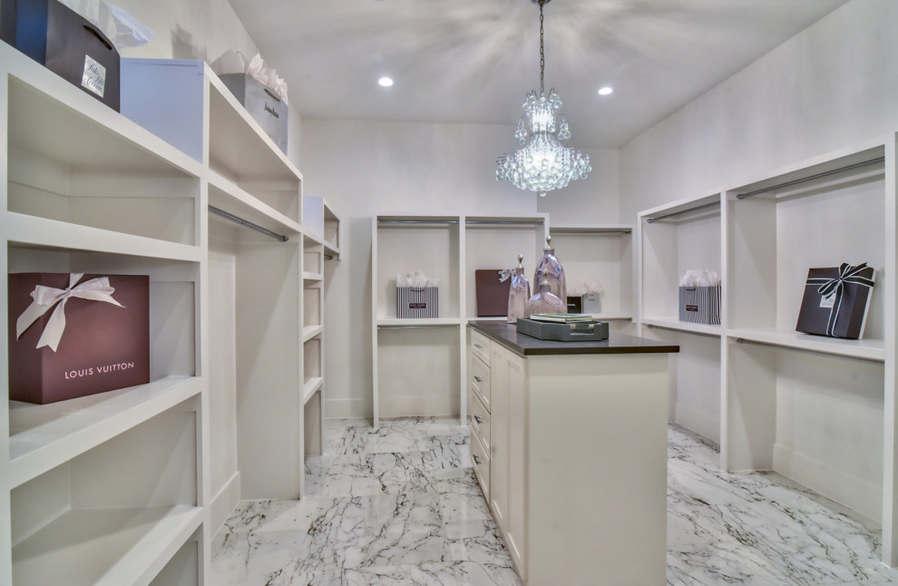 Transitional home design photo in Dallas