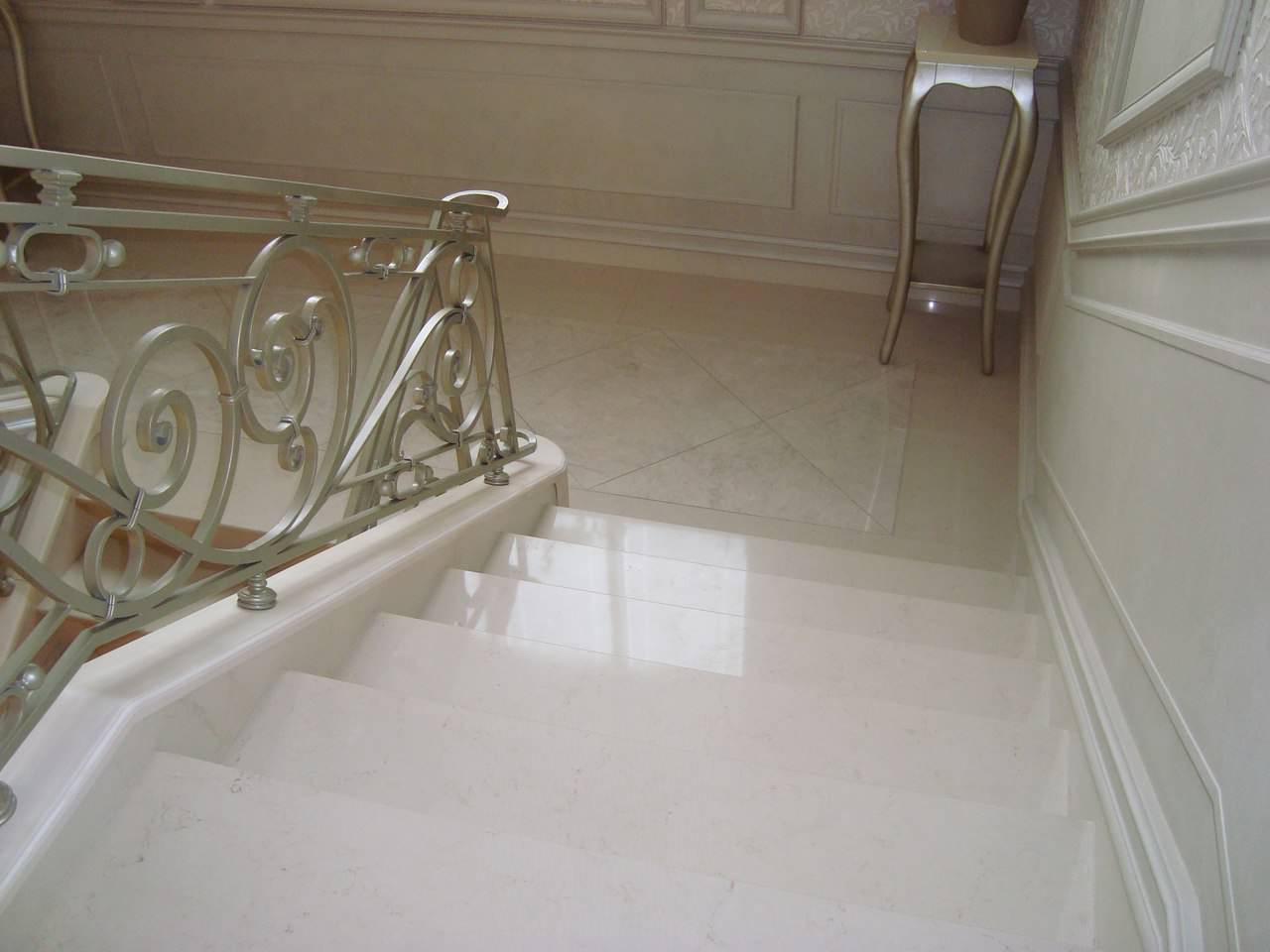 лестница из кварцевого агломерата дизайн Сергея Бревнова