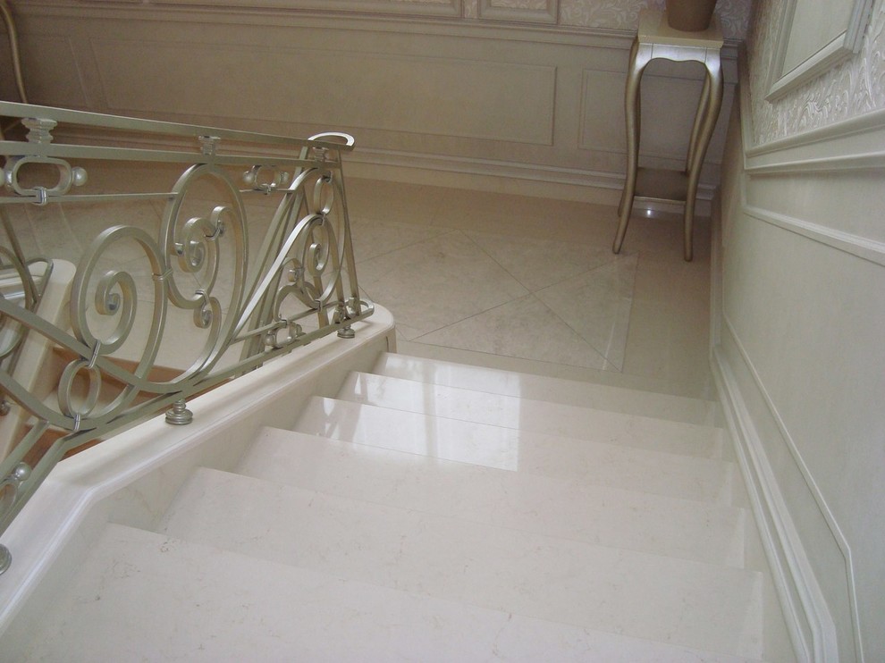 лестница из кварцевого агломерата дизайн Сергея Бревнова