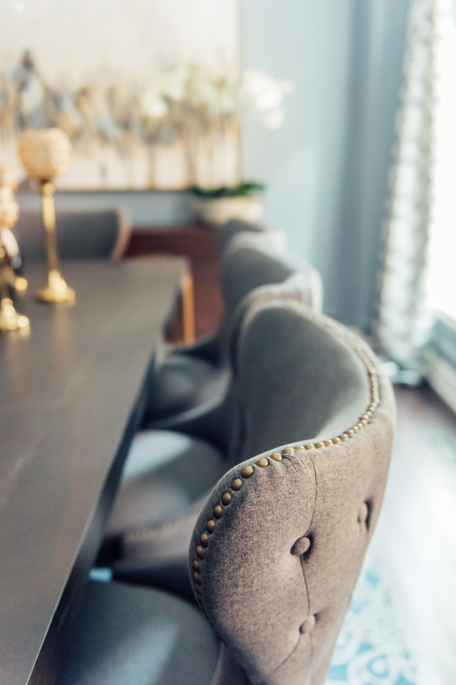 Example of a transitional home design design in Toronto