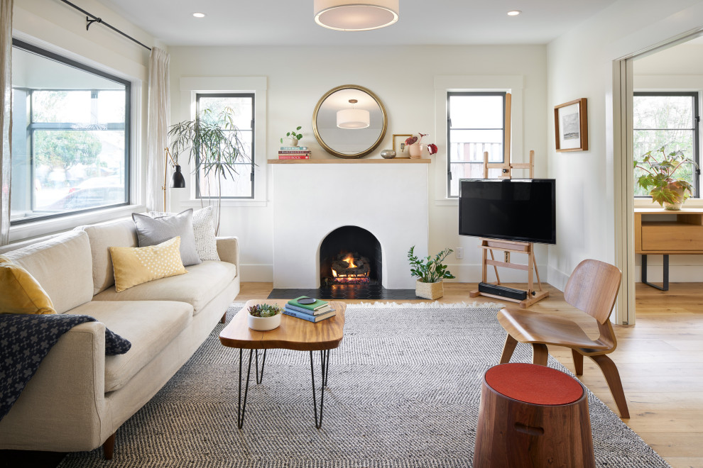 Inspiration for a transitional family room in San Francisco.