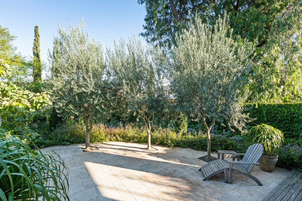 Cette image montre un jardin latéral minimaliste de taille moyenne et l'automne avec une exposition ensoleillée, du gravier et une clôture en bois.