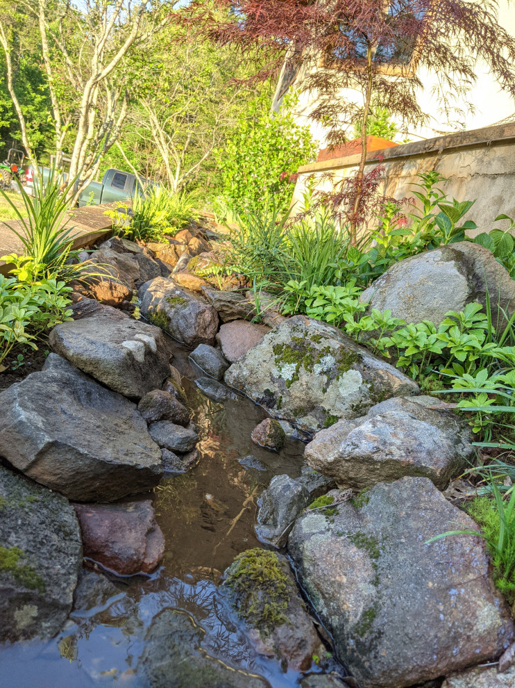 Ejemplo de jardín de estilo zen de tamaño medio con cascada