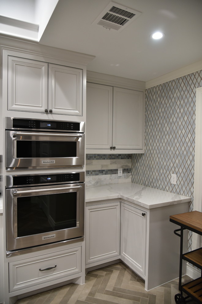 Kitchen - transitional kitchen idea in Houston