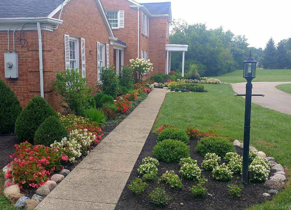 Inspiration for a large traditional front yard full sun garden in Cincinnati.