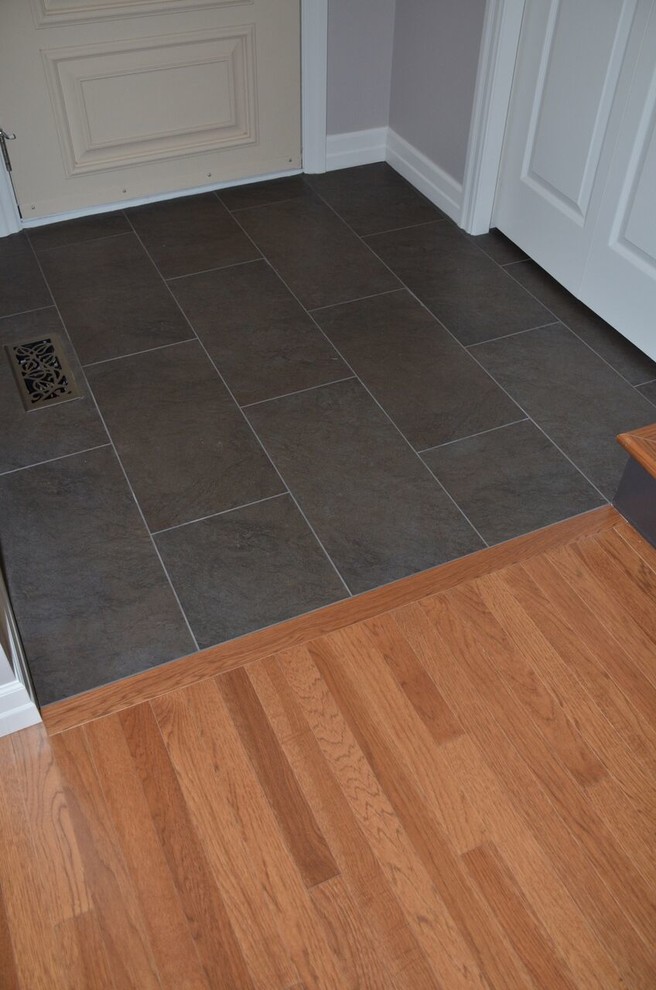 Transitional entryway photo in Toronto
