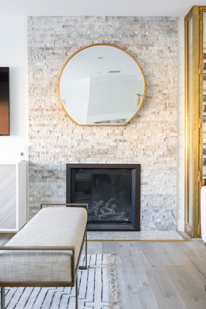Идея дизайна: гостиная комната в стиле неоклассика (современная классика) с белыми стенами, светлым паркетным полом, телевизором на стене и серым полом