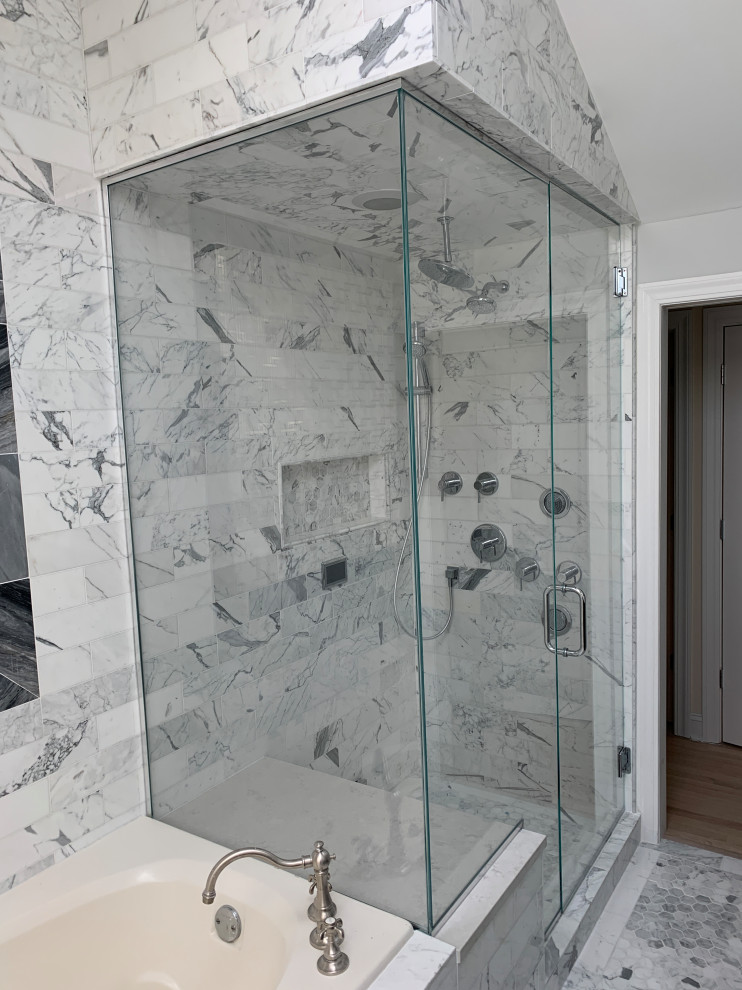 Exempel på ett stort klassiskt vit vitt en-suite badrum, med möbel-liknande, svarta skåp, ett platsbyggt badkar, en hörndusch, en bidé, vit kakel, marmorkakel, grå väggar, marmorgolv, ett undermonterad handfat, bänkskiva i kvarts, grått golv och dusch med gångjärnsdörr