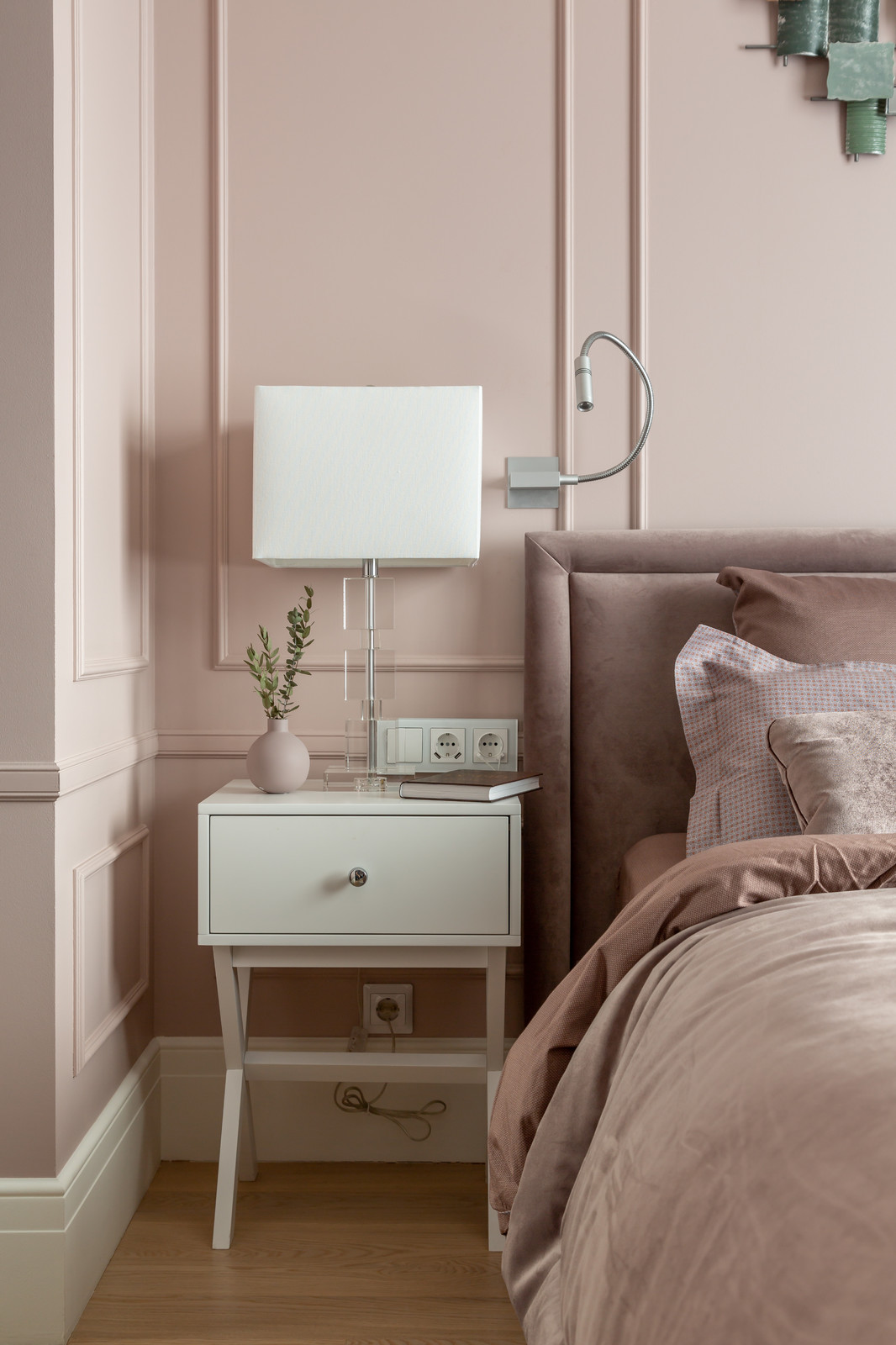 Уютная нежно-розовая  спальня с графичными акцентами.