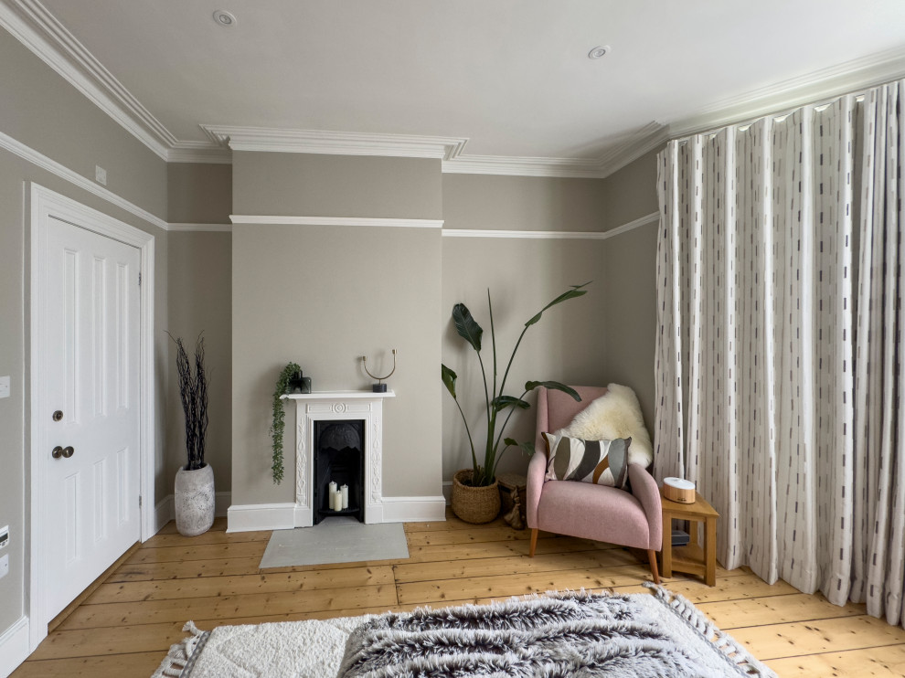 На фото: хозяйская спальня среднего размера в классическом стиле с стандартным камином и фасадом камина из дерева с