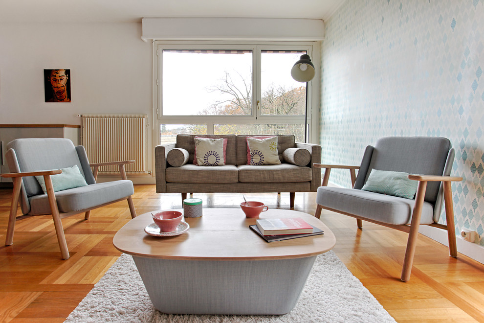 Salon?[Inspiration pour salon With une salle de réception, un mur blanc, parquet clair, un téléviseur indépendant and un sol beige.]:[Inspiration pour salons With une salle de réception, un mur blanc, parquet clair, un téléviseur indépendant and un sol beige.]