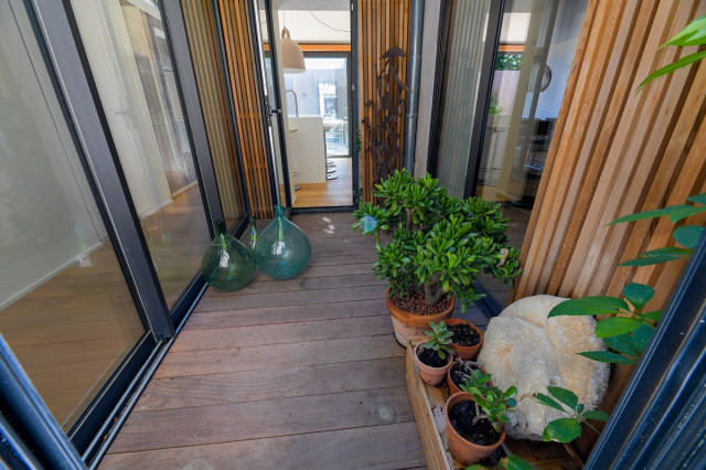 Ancienne remises agricoles revisit&eacute;es contemporary-deck