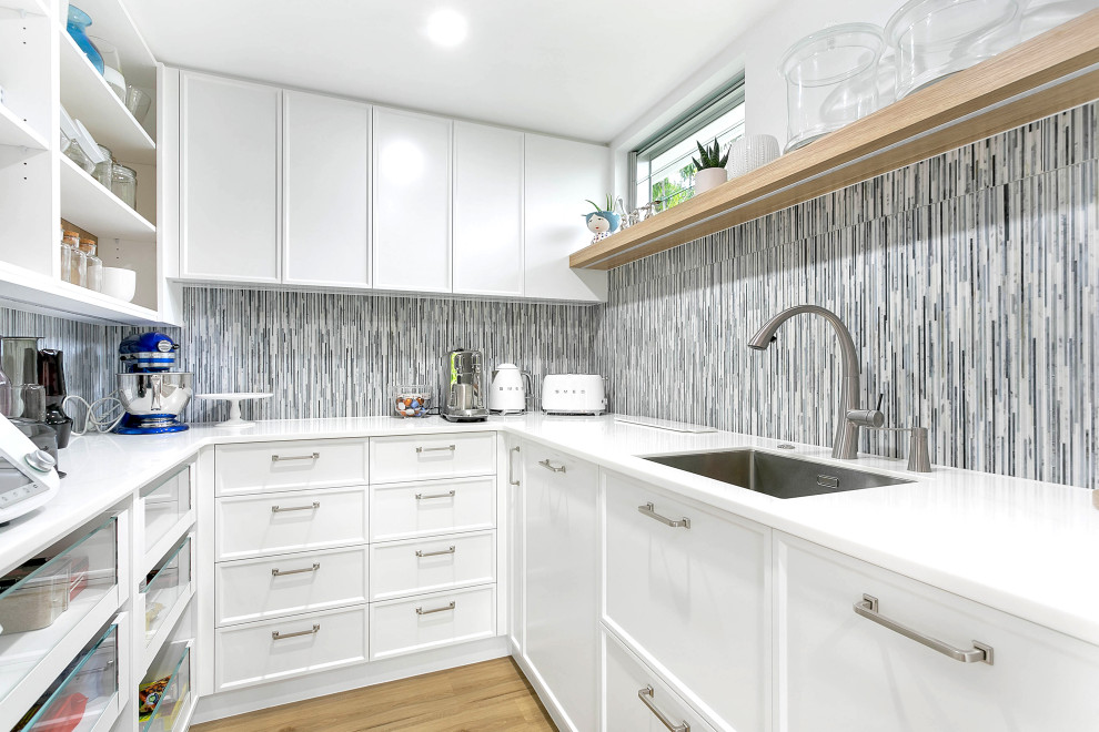 Beach style kitchen in Cairns.