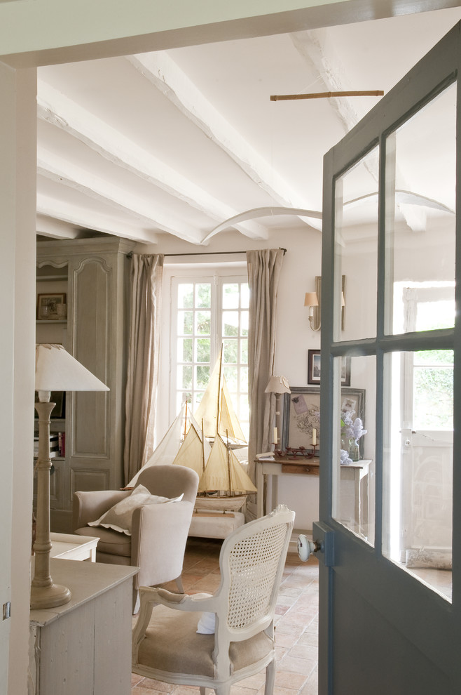 Inspiration for a country living room in Paris.