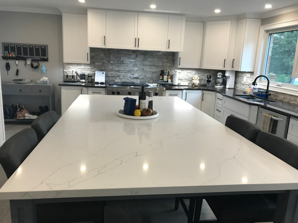 Große Moderne Wohnküche mit Schrankfronten im Shaker-Stil, grauen Schränken, Quarzwerkstein-Arbeitsplatte, Rückwand aus Steinfliesen, Kücheninsel und weißer Arbeitsplatte in Toronto