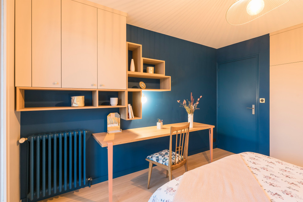 Inspiration för ett litet skandinaviskt huvudsovrum, med blå väggar och ljust trägolv