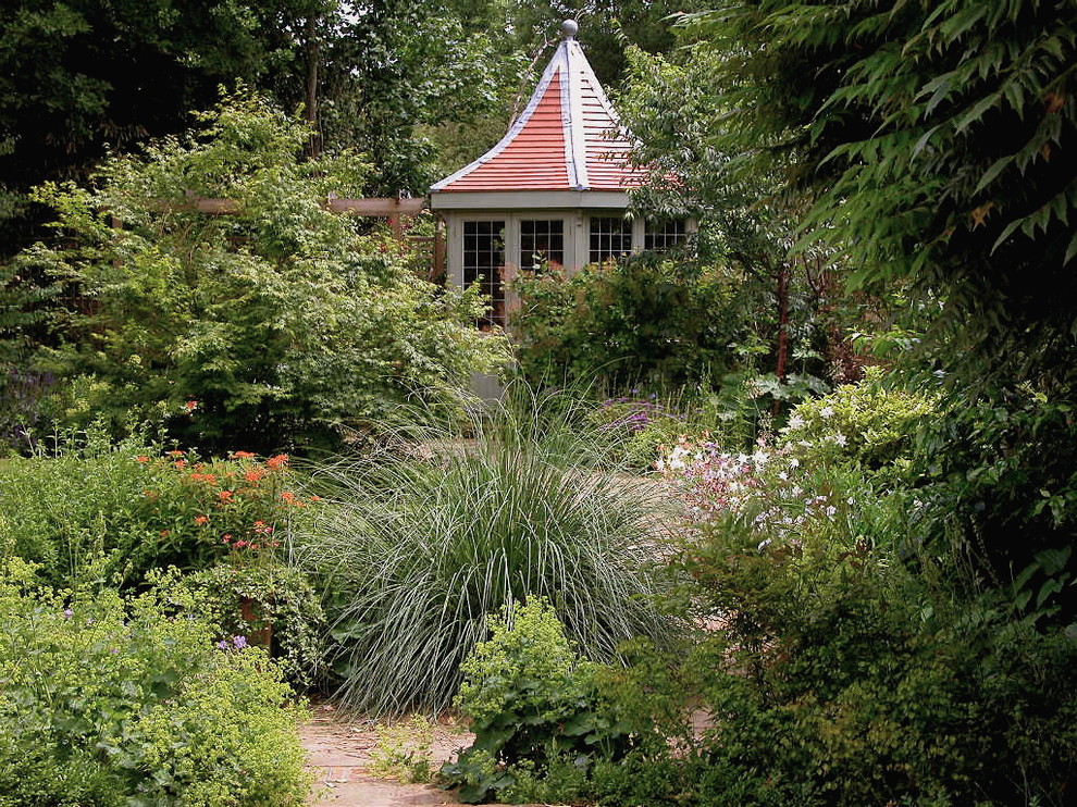 Design ideas for a traditional backyard garden in London.