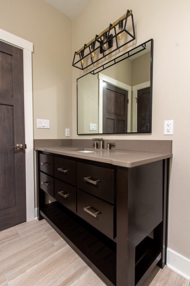 Transitional home design photo in Milwaukee