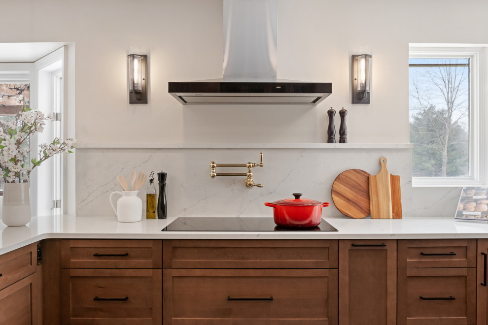 Example of a transitional kitchen design in Ottawa