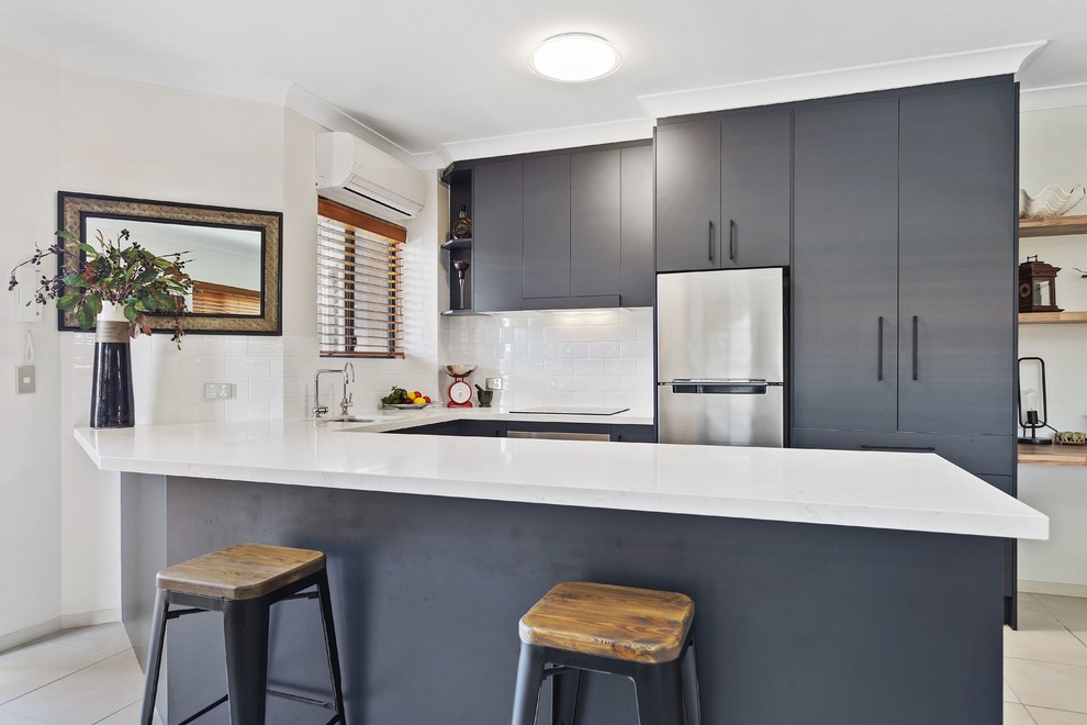 Photo of a contemporary kitchen in Gold Coast - Tweed.