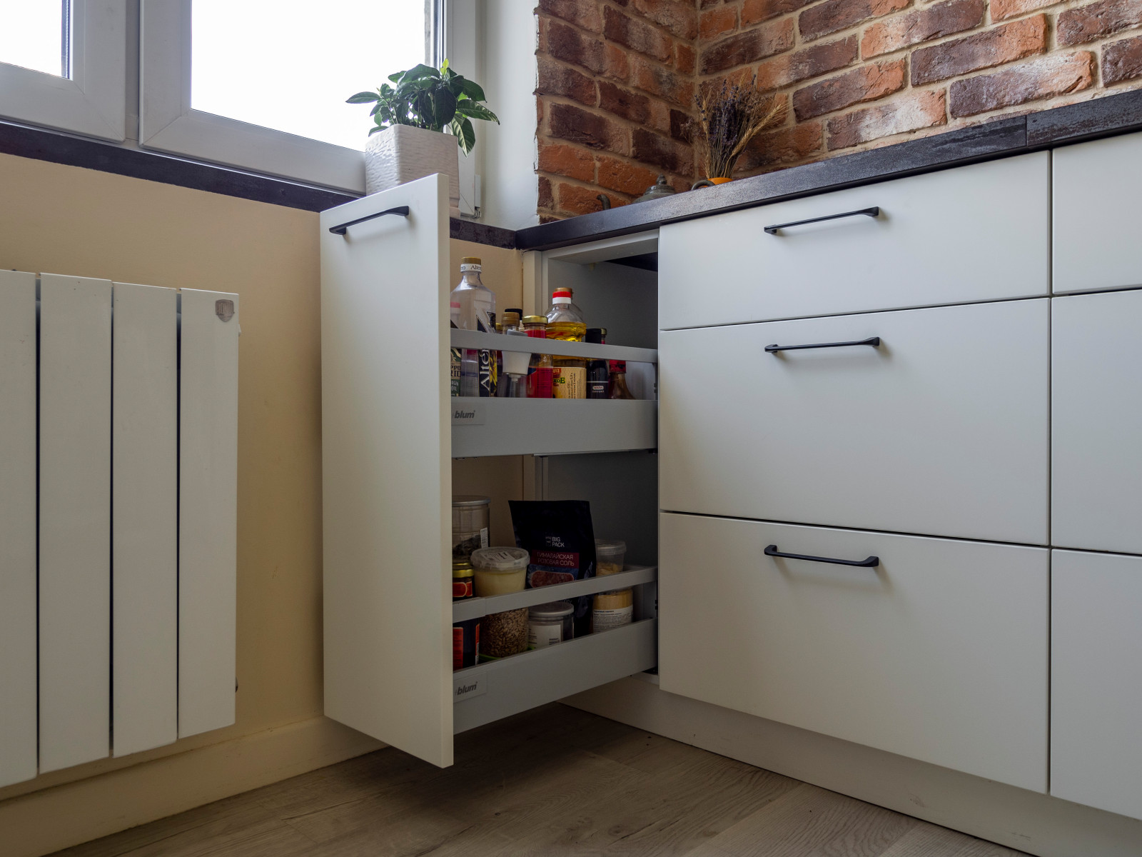 Кухня в стиле неоклассика без верхних модулей