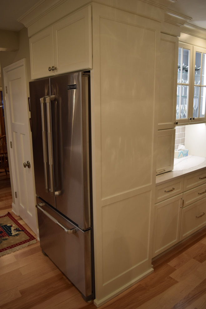 Transitional home design photo in Chicago