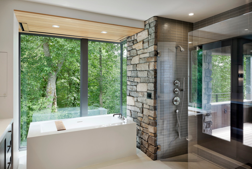 シアトルにあるカントリー風のおしゃれな浴室 (置き型浴槽、コーナー設置型シャワー、磁器タイルの床、開き戸のシャワー) の写真