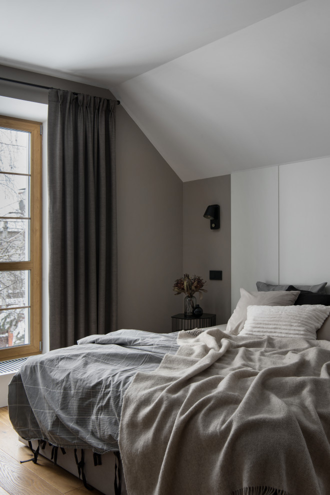 Свежая идея для дизайна: спальня в белых тонах с отделкой деревом на мансарде в современном стиле с бежевыми стенами, паркетным полом среднего тона, бежевым полом, многоуровневым потолком и кроватью в нише - отличное фото интерьера