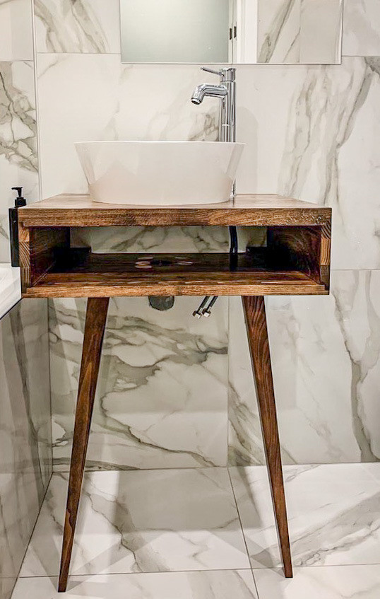 Immagine di una stanza da bagno padronale minimalista di medie dimensioni con nessun'anta, ante marroni, top in legno, top marrone, un lavabo e mobile bagno freestanding
