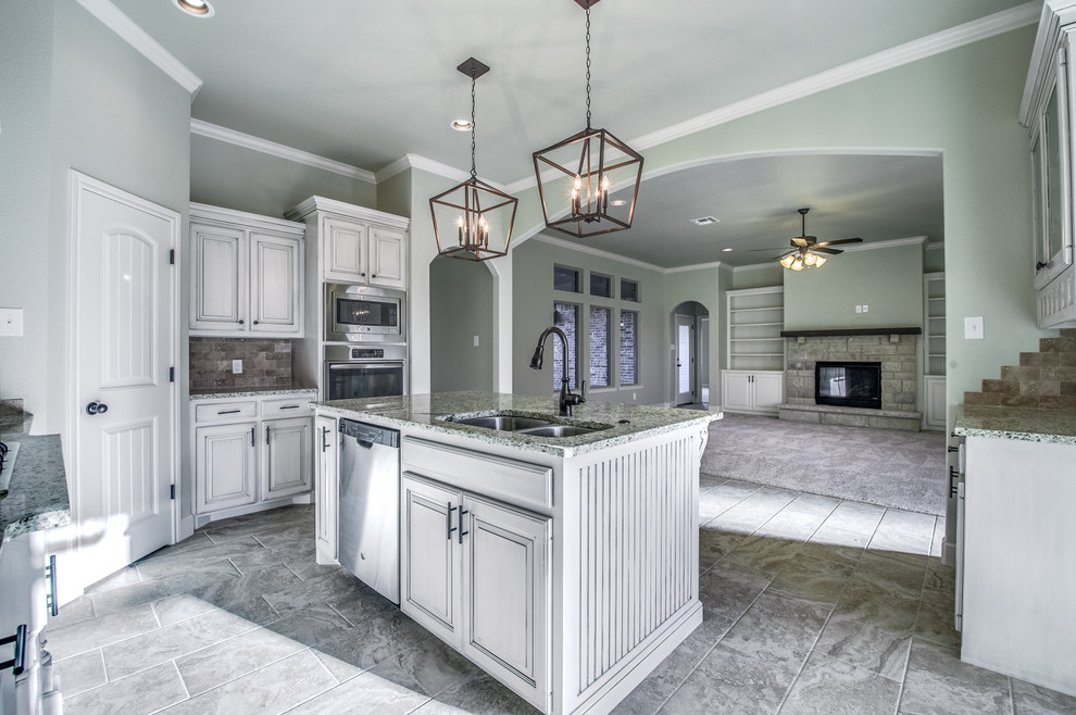 Transitional home design photo in Austin