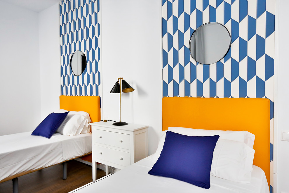 Mid-sized contemporary gender-neutral kids' bedroom in Madrid with white walls and dark hardwood floors for kids 4-10 years old.