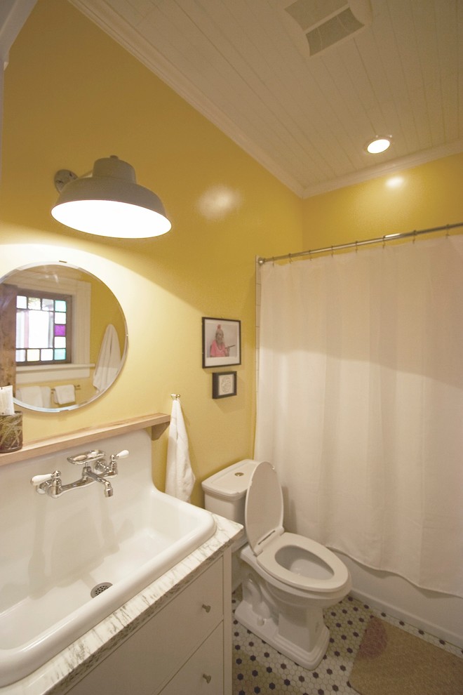 Inspiration for a traditional bathroom in Raleigh.