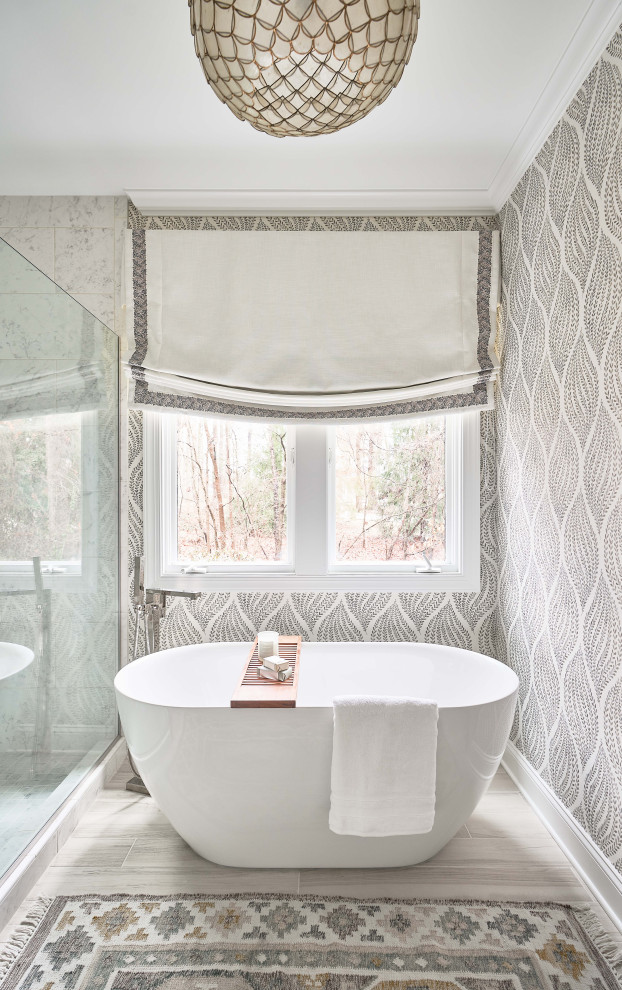 Réalisation d'une salle de bain champêtre avec des portes de placard blanches, un plan de toilette blanc, meuble simple vasque et du papier peint.