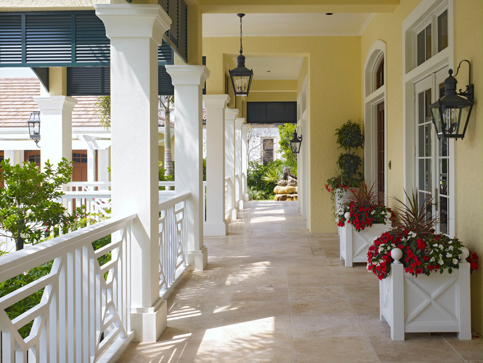 Traditional balcony in Miami with a roof extension.