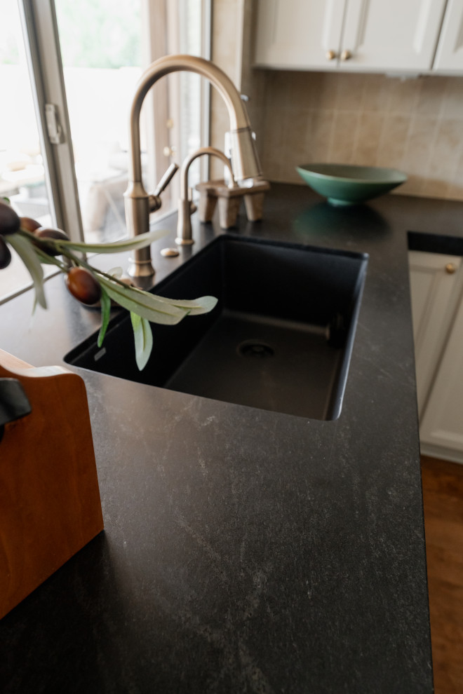Example of a transitional kitchen design in Phoenix