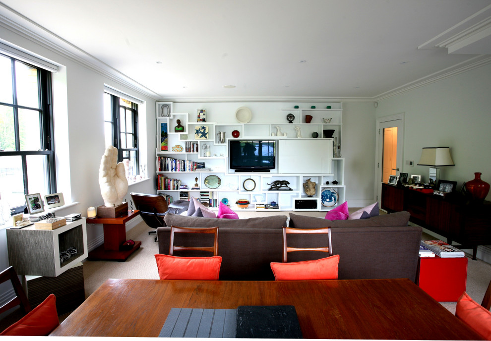Exemple d'un grand salon tendance ouvert avec une salle de réception, un mur blanc, moquette, un téléviseur encastré et un sol beige.