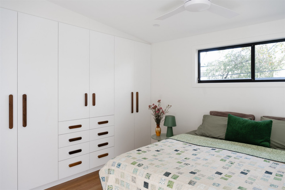 This is an example of a midcentury bedroom in Brisbane.