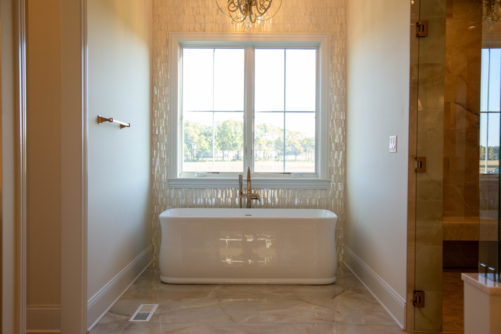 Пример оригинального дизайна: огромная главная ванная комната со стиральной машиной в стиле неоклассика (современная классика) с фасадами с выступающей филенкой, темными деревянными фасадами, отдельно стоящей ванной, душем в нише, раздельным унитазом, белой плиткой, стеклянной плиткой, бежевыми стенами, мраморным полом, врезной раковиной, столешницей из гранита, разноцветным полом, открытым душем, бежевой столешницей, тумбой под две раковины и напольной тумбой