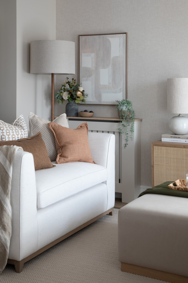 Immagine di un soggiorno stile marino aperto con pareti beige e porta TV ad angolo
