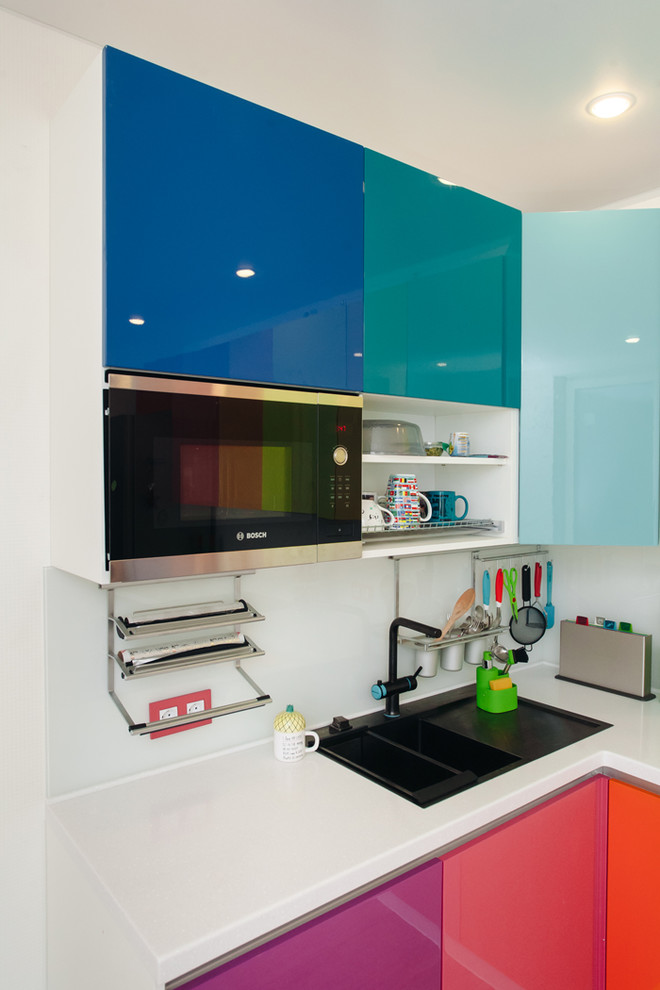 Кухня в стиле "colorful" с глянцевыми фасадами