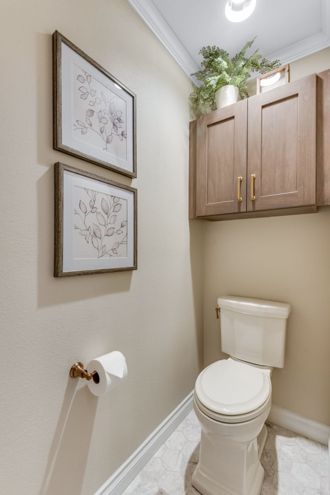 Aménagement d'une douche en alcôve principale classique de taille moyenne avec un placard avec porte à panneau encastré, des portes de placard marrons, WC à poser, un carrelage blanc, un carrelage métro, un mur beige, un sol en marbre, un lavabo encastré, un plan de toilette en quartz modifié, un sol blanc, une cabine de douche à porte battante, un plan de toilette blanc, une niche, meuble double vasque, meuble-lavabo encastré et du lambris.